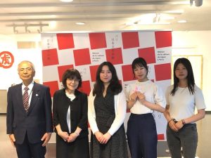 M. Iida, Mme Yahata, deux survivants d'Hiroshima, et trois « Jeunes Communicatrices pour un monde sans armes nucléaires »