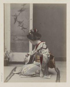 Photographie d'une geisha jouant du shamisen
